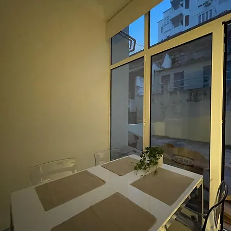 Quarto Aconchegante Com Varanda E Vista No Chiado Lisboa
